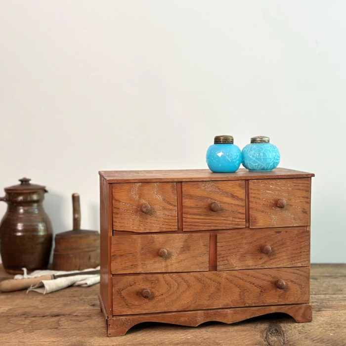 Classic wood dresser furniture with antique finish